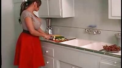 Karcsú barna és puncis videok barátja gyengéden szexel a konyhában