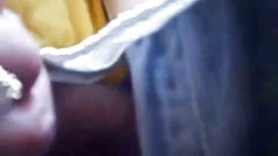 Barna leveszi punci videok a felsőjét, miközben szopást ad az emberének