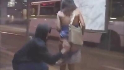 Pickup művész meggyőzi a lányt, hogy nyújtsa lábait egy nyilvános hd punci helyen